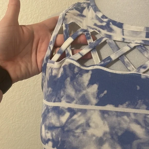 LIVI tank with detail - Picture 2 of 4